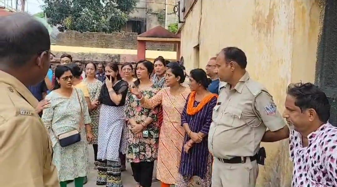 টাকা দরকার, ৮০ বছরের বাবা মাকে মেরে ঝুলিয়ে দিল ছেলে! শুনলে চমকে উঠবেন