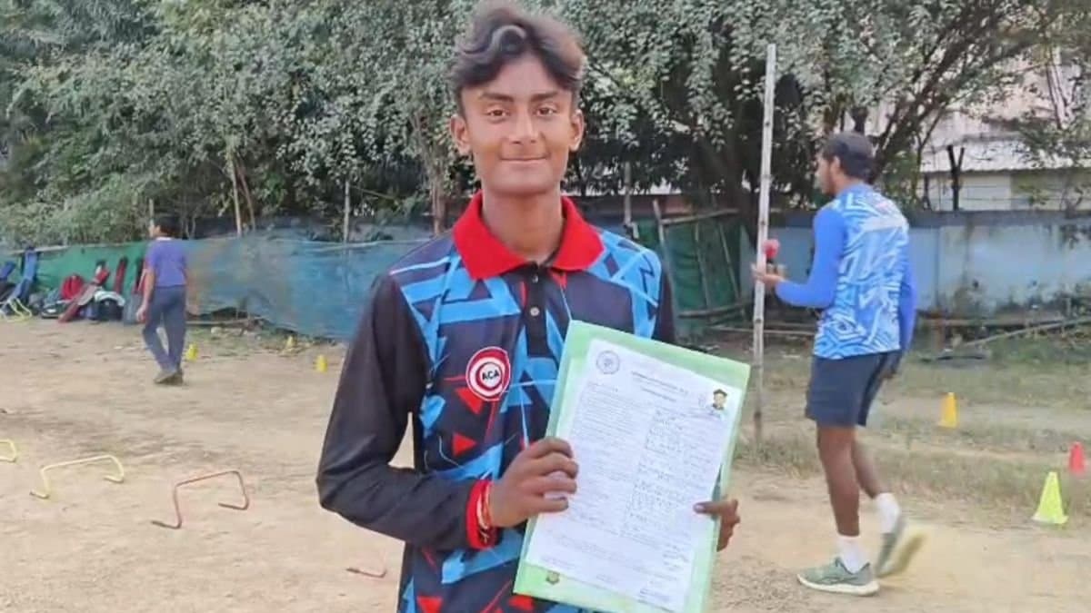 Dev Jha of Bolpur represents Bengal in Under 19 tournament 