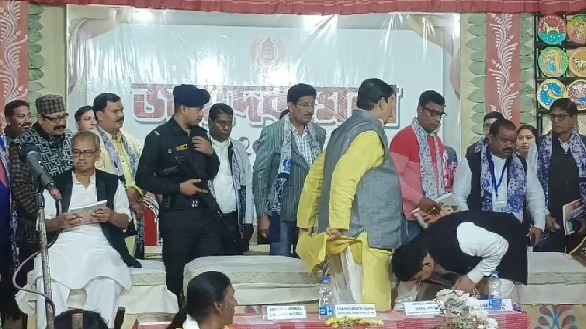 kajal sheikh bowed at anubrata mondals feet illambazar joydeb mela