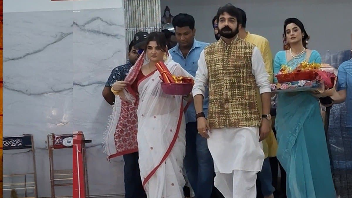 Prosenjit Chatterjee and Srabanti Chatterjee seek blessings at Kali temple of Naihati for Devi Chowdhurani movie