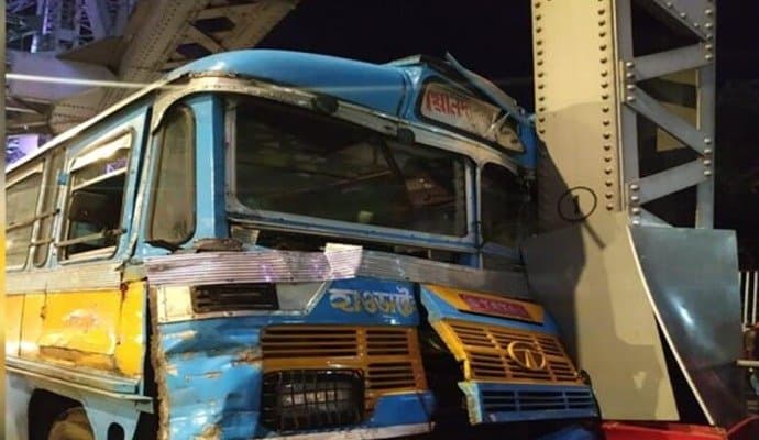 bus accident at howrah bridge, ten injured