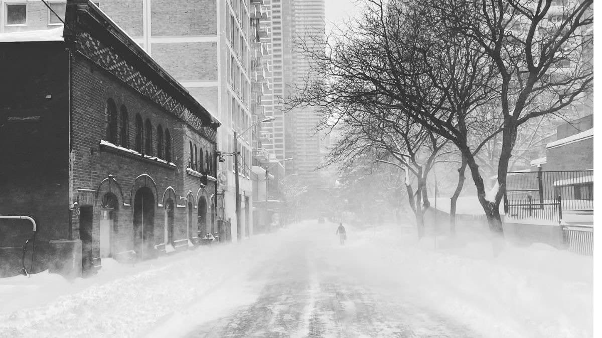 A winter storm system dumped heavy snow and freezing rain across the eastern United States on Monday_gnr