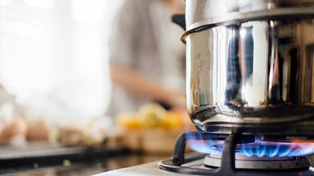 Men Sleep After Leaving 'Chhole' On Burning Stove police found their body in room gnr 