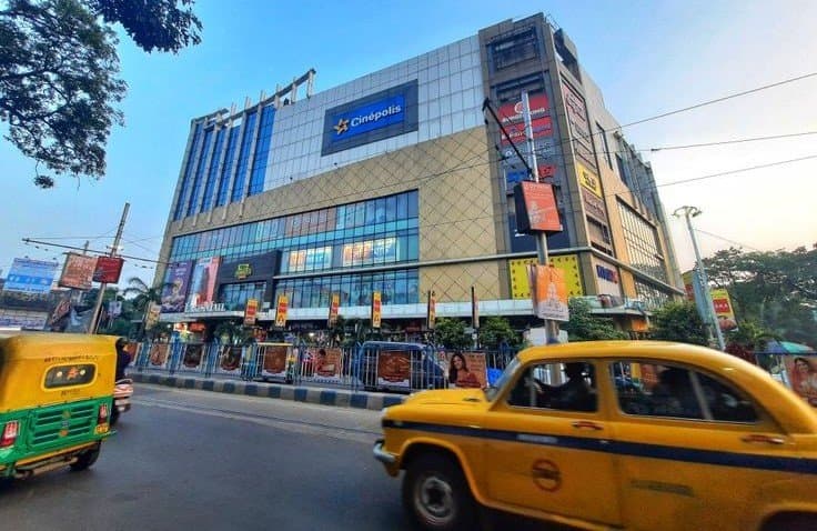 Unnatural death of flower businessman in kolkata, body found in front of lake mall gnr
