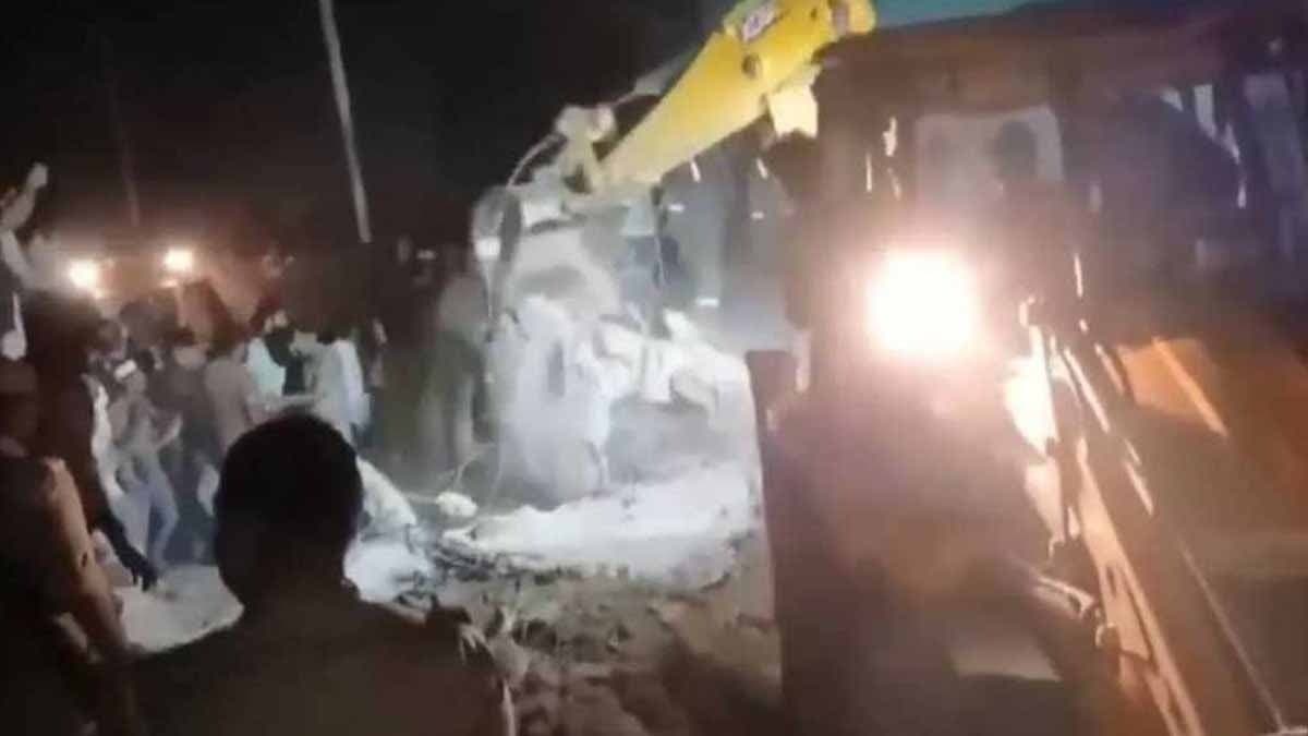  6 Of Family Killed After House Collapses Due To Cylinder Blast In Uttar Pradesh gnr 
