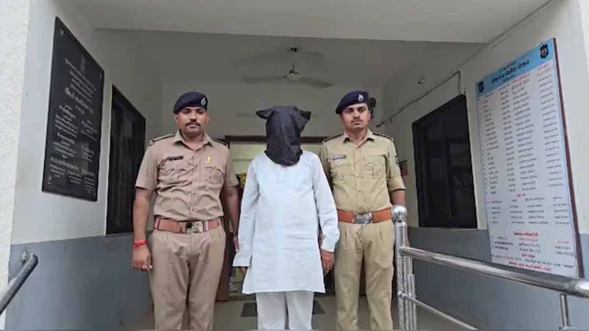 Principal Kills Girl, 6, For Resisting Rape, Dumps Body In School in gujrat gnr 