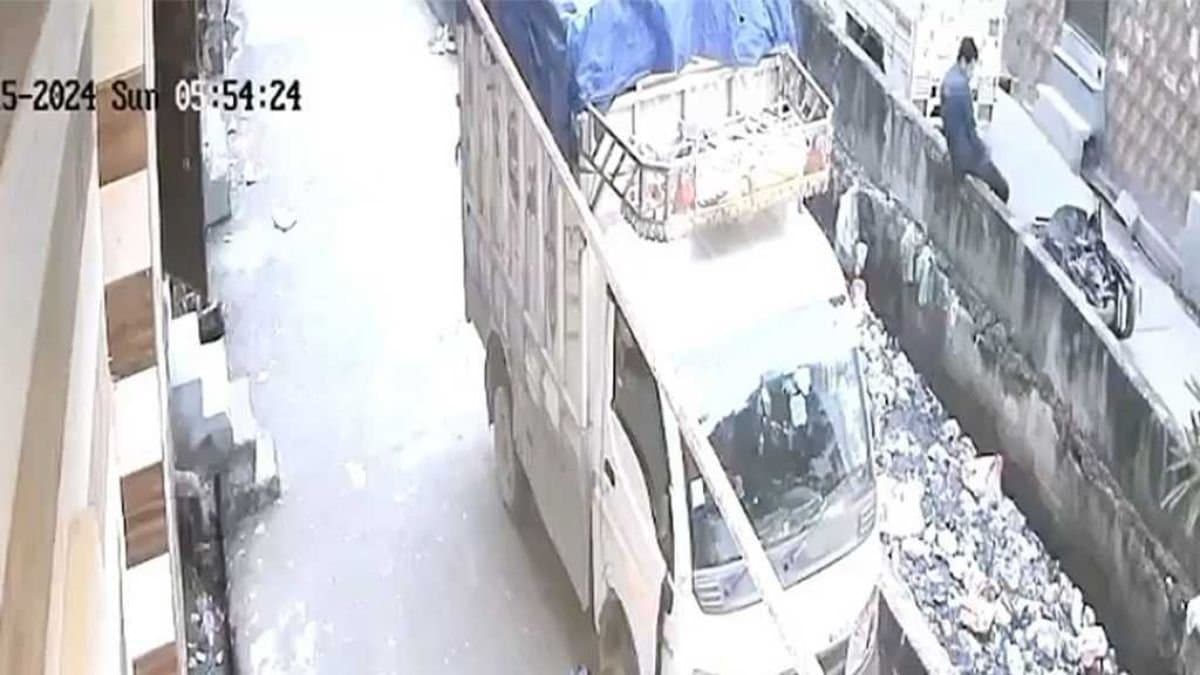 Man leans back for support, falls to death in Delhi's open drain gnr 