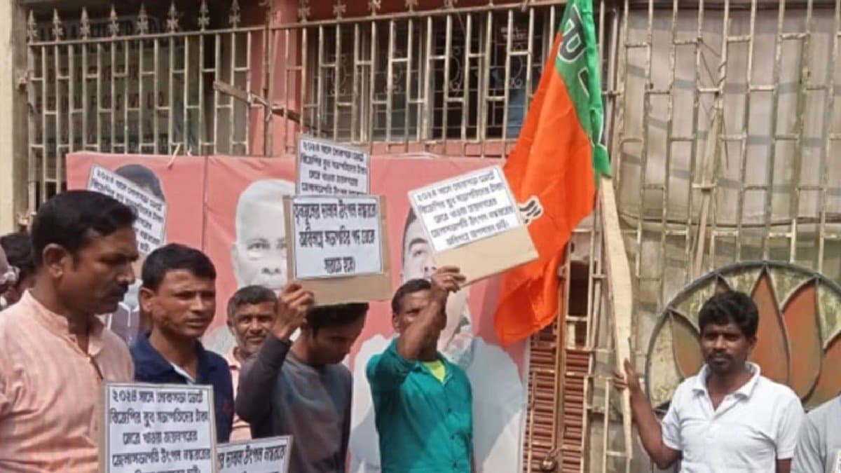 bjp workers stages demonstration against their district president gnr