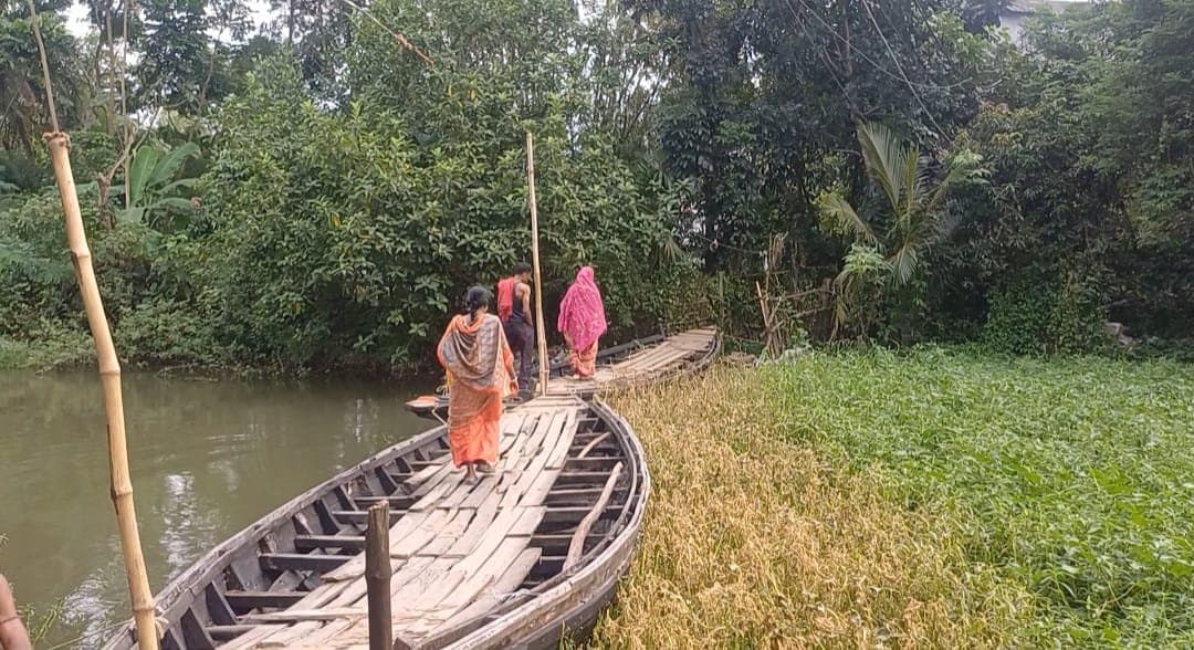 For last 40 years people use boats as bridge at Kashinagar