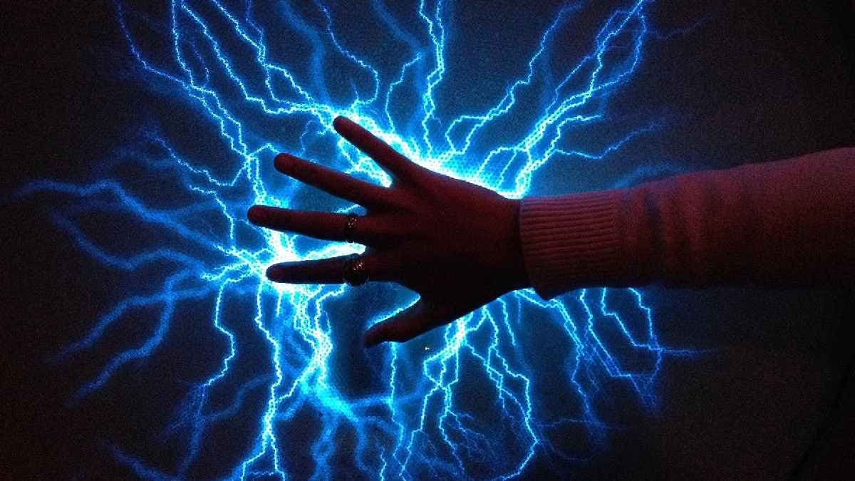 One person electric touch in Hoogly