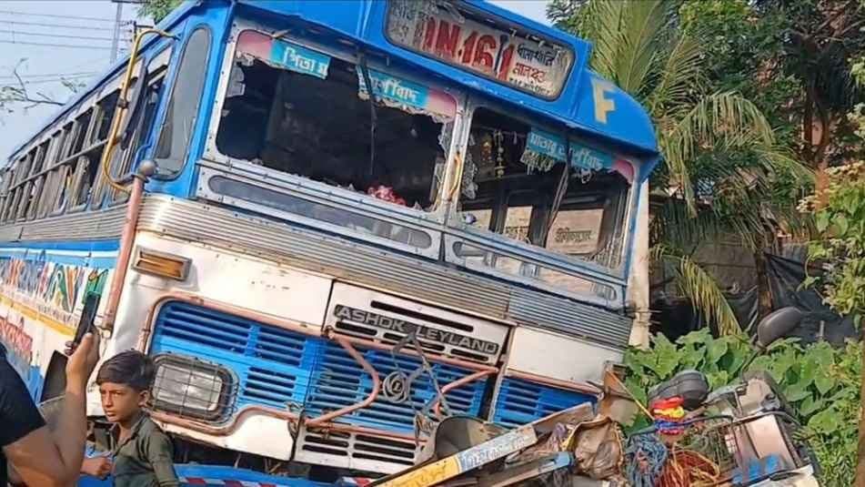 Two dead in bus accident in Minakha North 24 Bengal