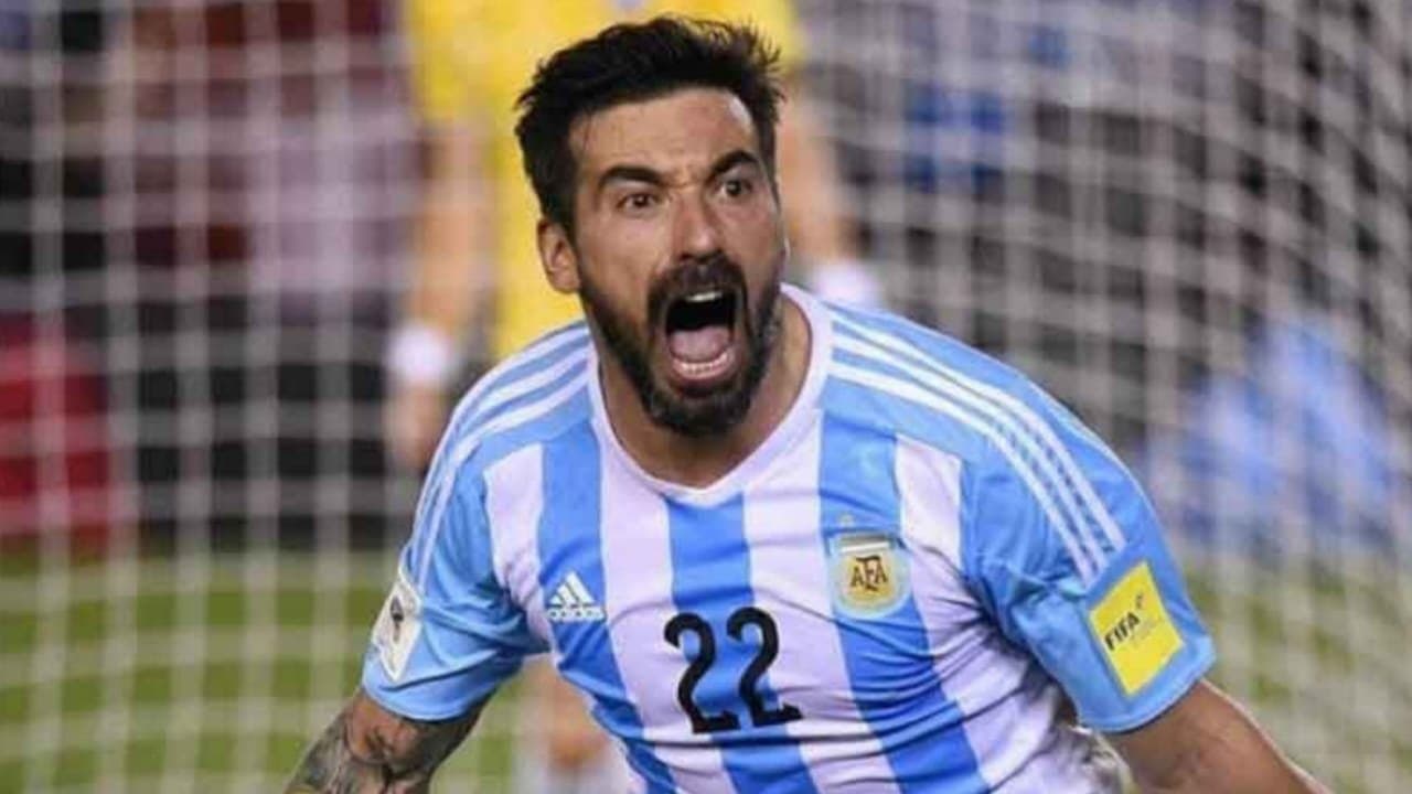 Ezequiel Lavezzi hospitalised 