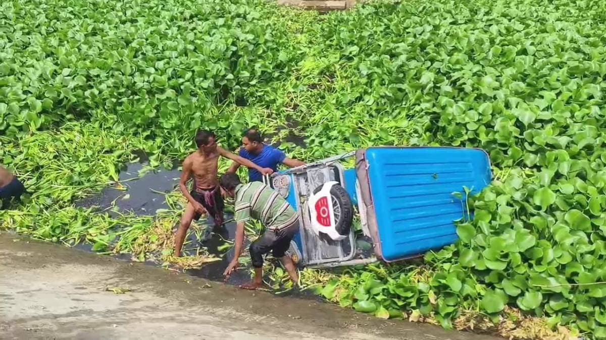 Driver left his vehicle unattended for collecting shoe caused accident