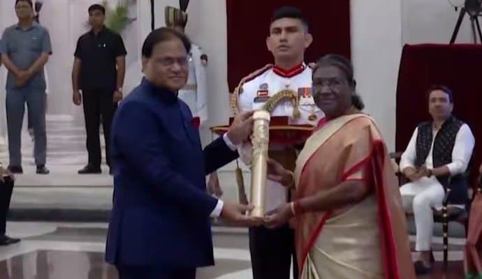 President hands over Bharat Ratna to five personalities 