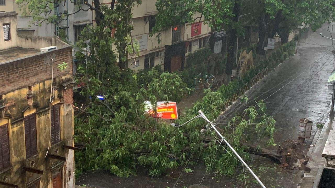 Cyclone remal update, house collapsed at kolkata