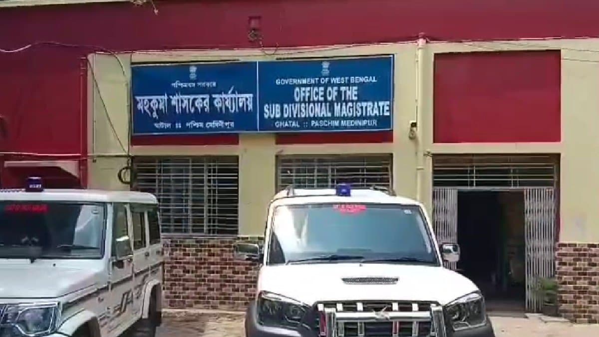 People are being admitted to hospitals after flood situation new Tension in Ghatal Paschim Medinipur