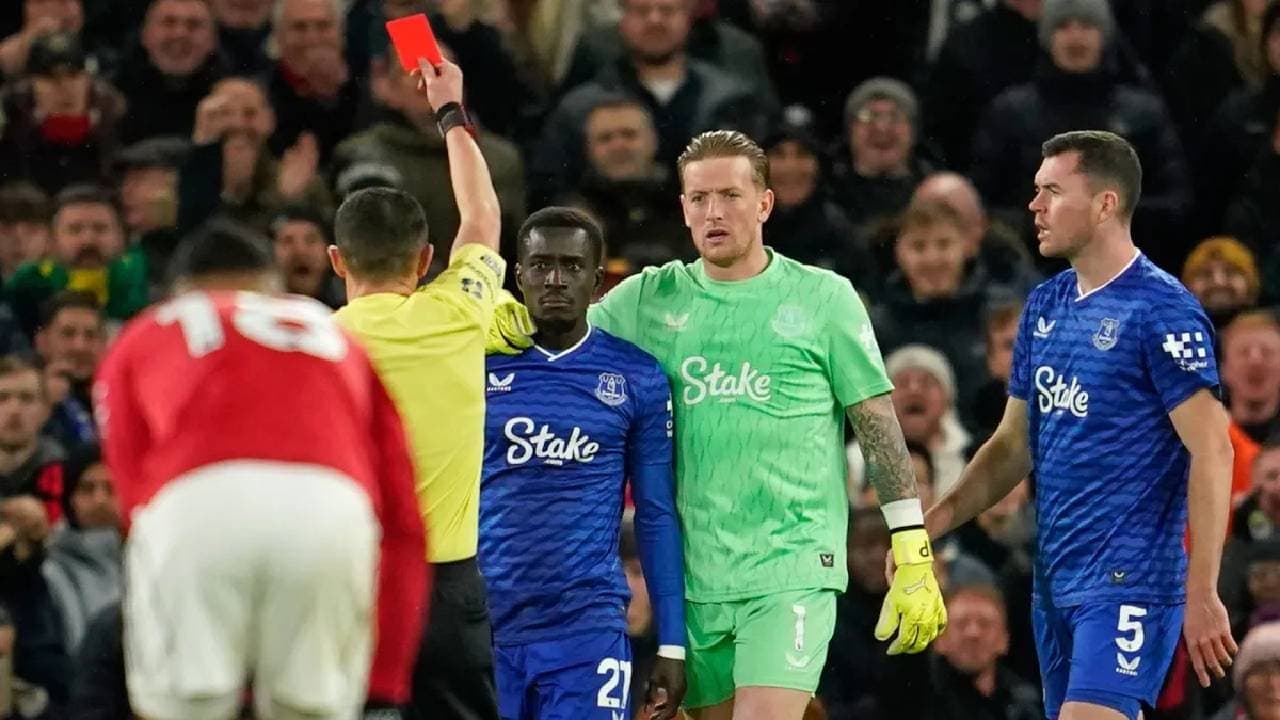 Idrissa Gueye gets sent off for slapping his own team mate against Manchester United
