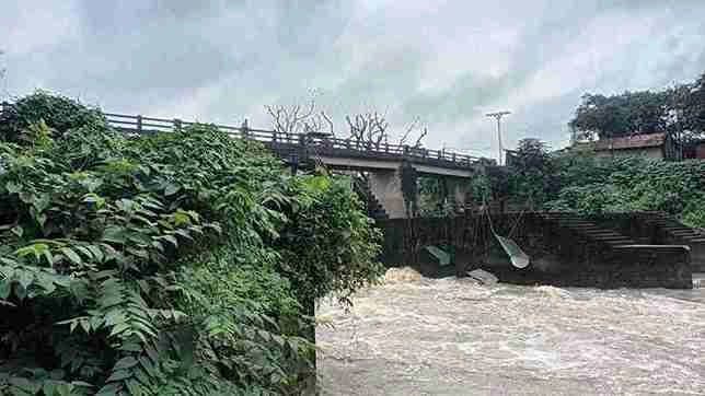 Bridge On DVC Canal Worn Out Heavy Vehicles Movment Shut 