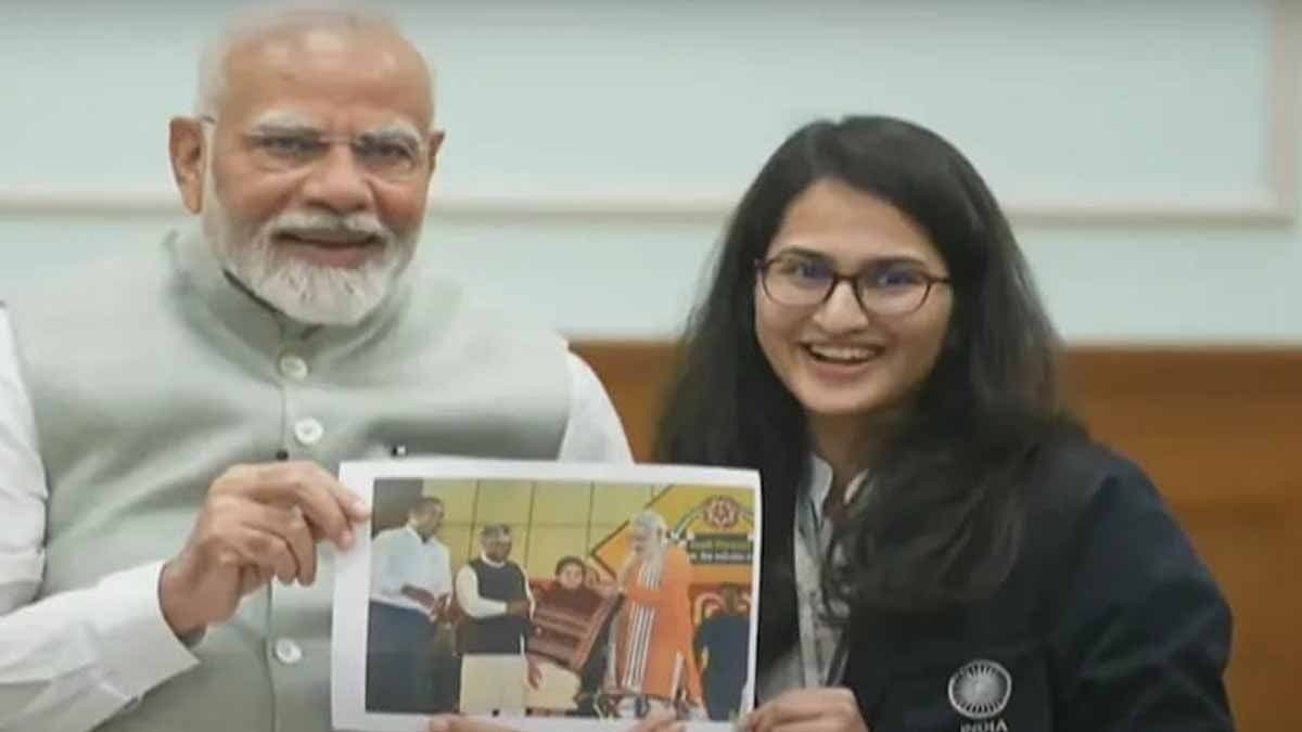 PM narendra modi meets india's chess champions, receives special gift spt 