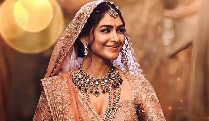 Mrunal Thakur makes revelation on kissing scenes! 