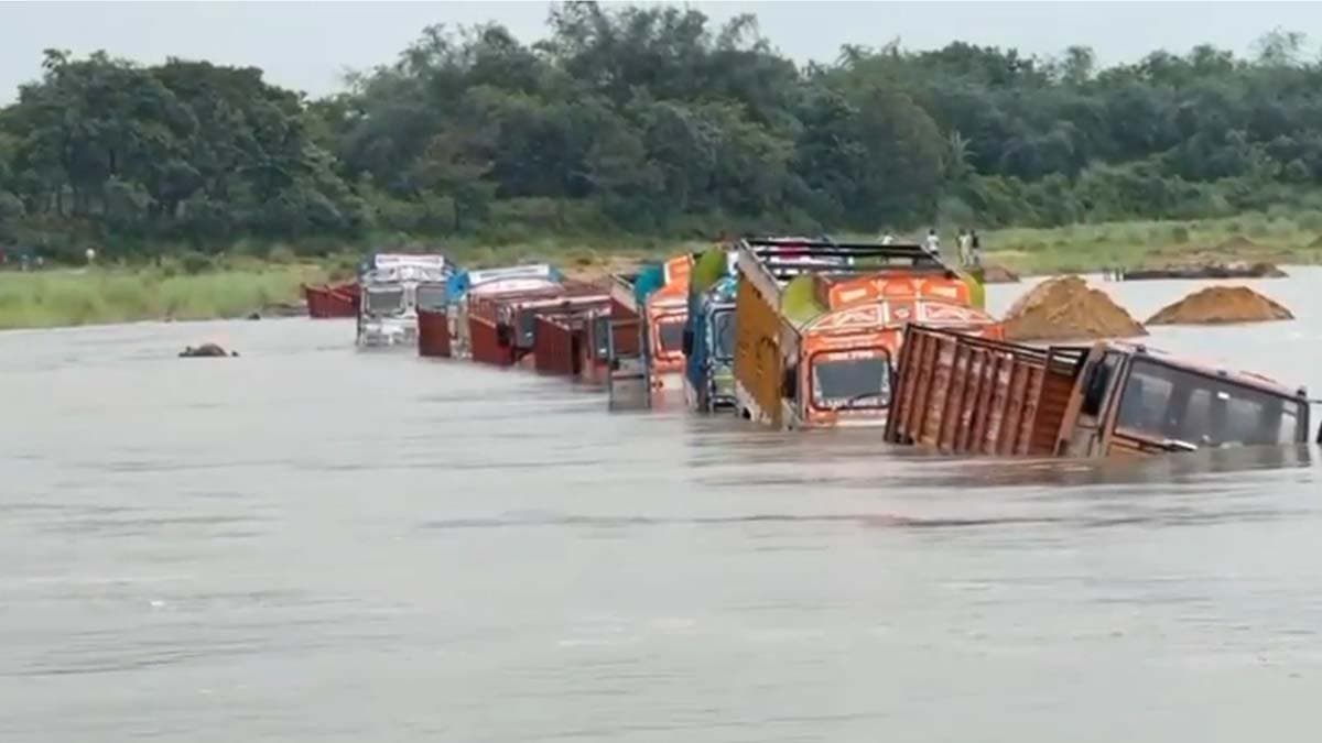 Lorries drown in Damodar after DVC releases water