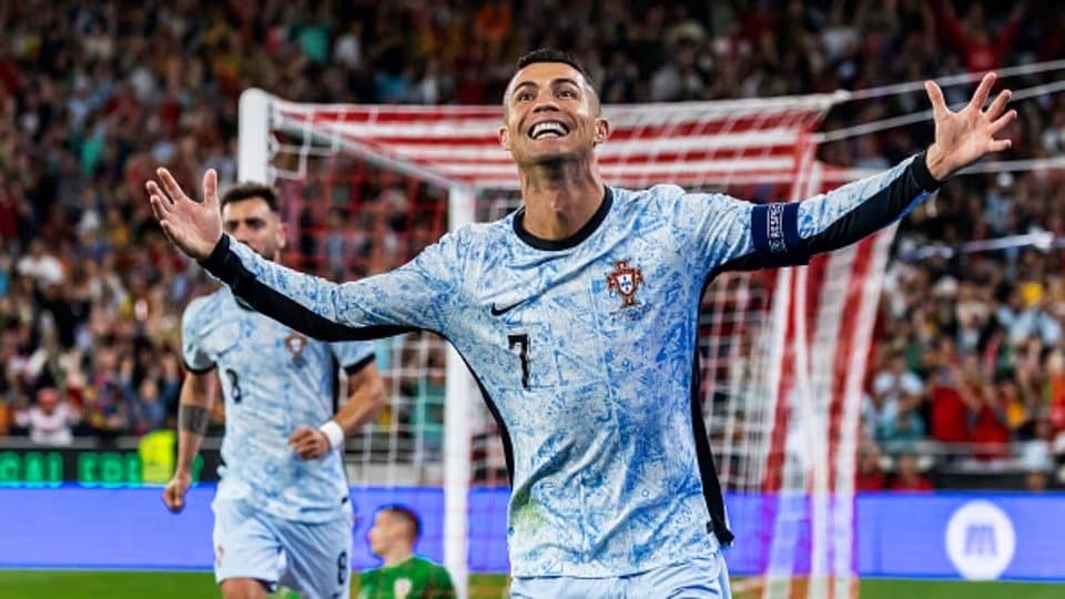 With 1 billion followers Cristiano Ronaldo creates social media history