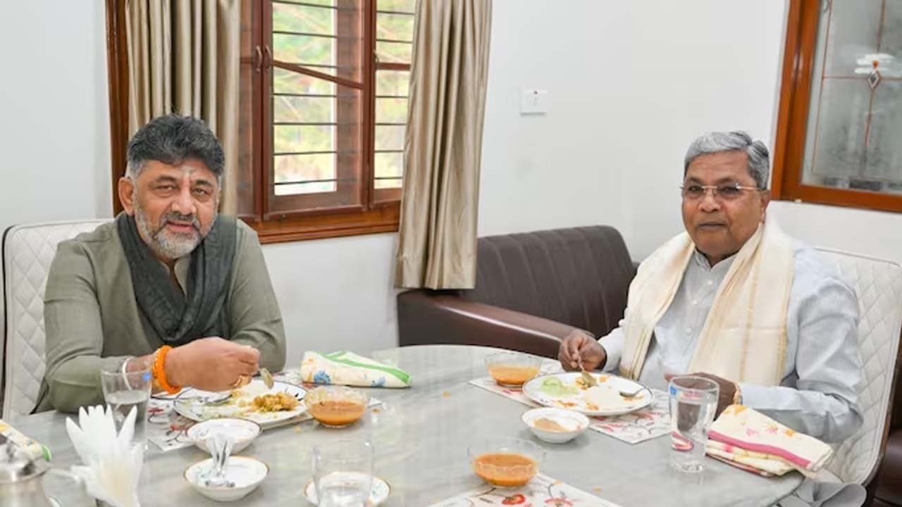 Siddaramaiah and Shivakumar sitting at the same table with smiling faces in the morning  What is the solution to the Karnataka dispute 