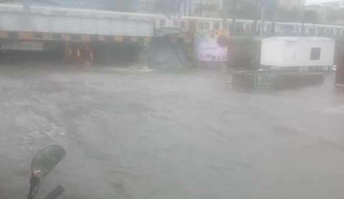 Heavy Rain In Mumbai Causes Traffic Chaos gnr