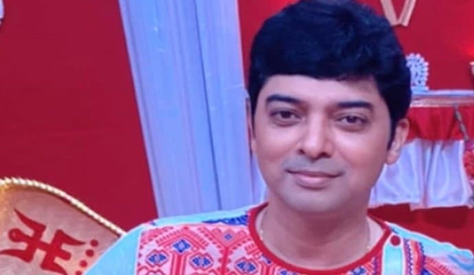 Bhaswar Chatterjee Worshiping Goddesss Laxmi On His Own Way 