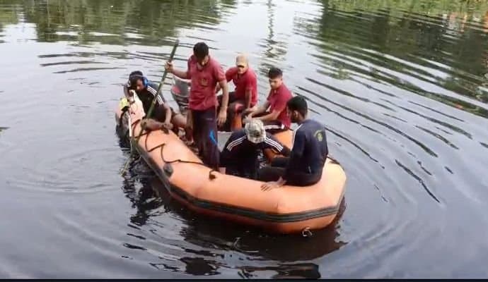 Navy divers into Bagjola canal to search for the body of the Bangladesh MP