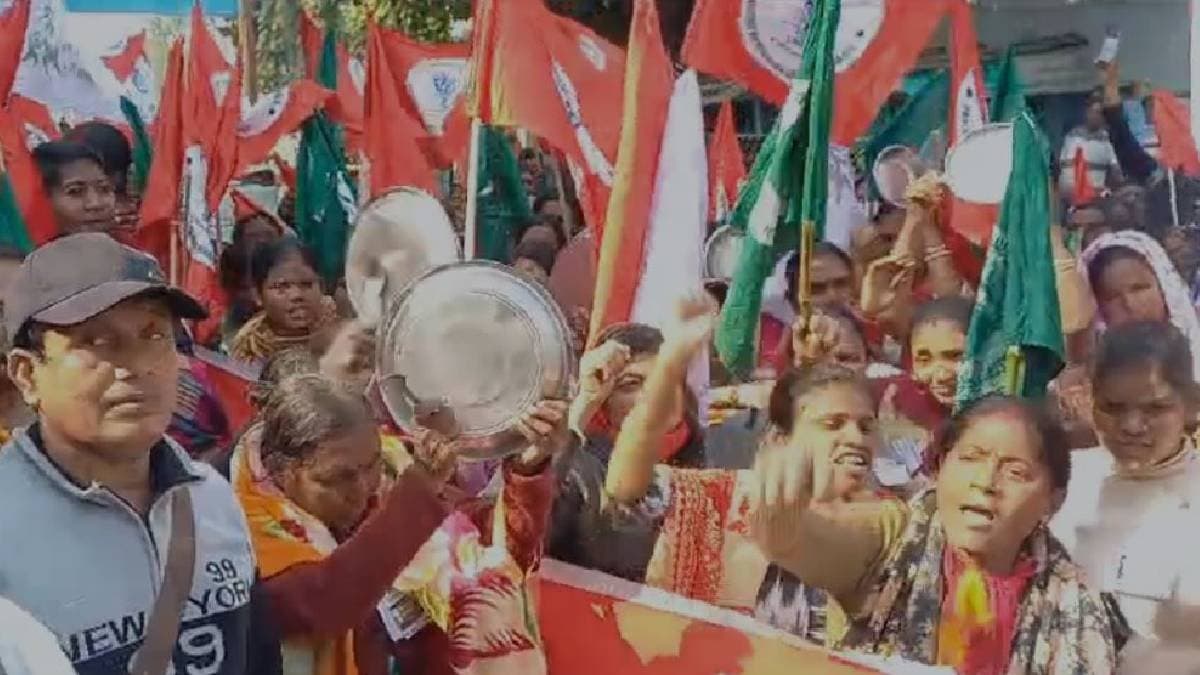 Labour organisation staged demonstration in front of bjp office demanding release of money for 100 day work gnr