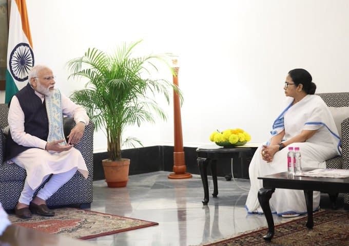 modi mamata meeting at rajbhavan