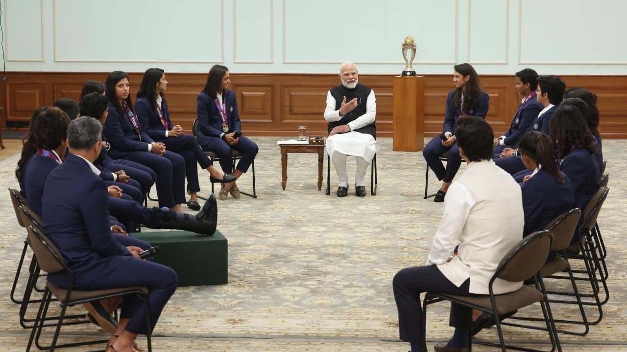 World champion Indian team gifted Narendra Modi a jersey bearing their autographs 