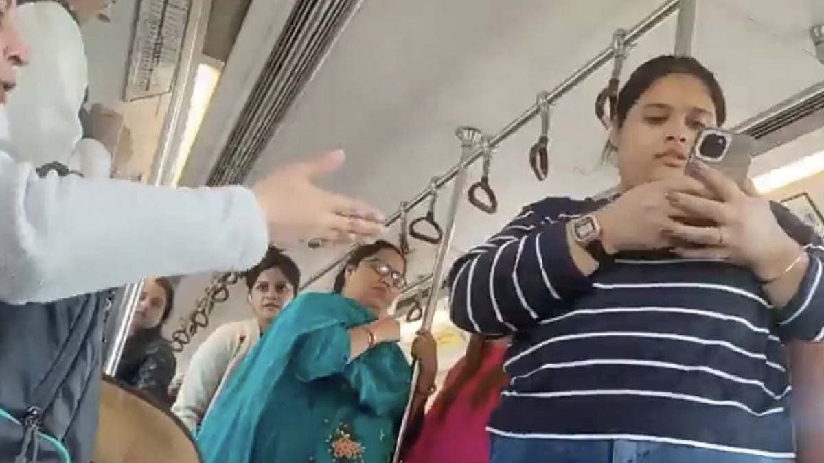 20 year old girl fat shamed by middle aged woman in delhi metro gnr