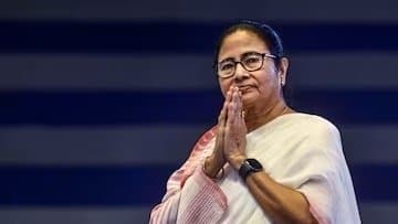 Letter to Modi protesting CAG report, simultaneous attack on BJP, CPM, Congress on dharna stage