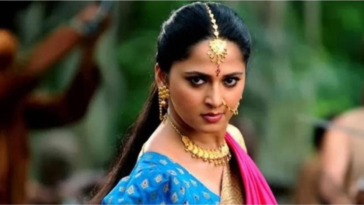 রক্তমাখা হাত, কপালে রক্তচন্দন, চোখ থেকে গড়িয়ে পড়ছে জল!কী হয়েছে ‘বাহুবলী’ নায়িকা অনুষ্কার? 