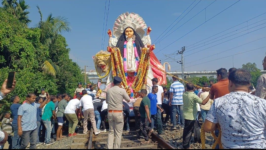 Jagaddhatri idol is taken across railway station in chandannagar_gnr