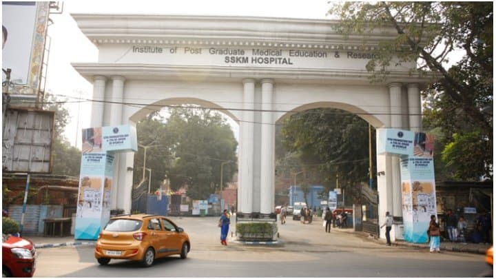 five persons detaind by kolkata police for allegedly taking money from patient party 