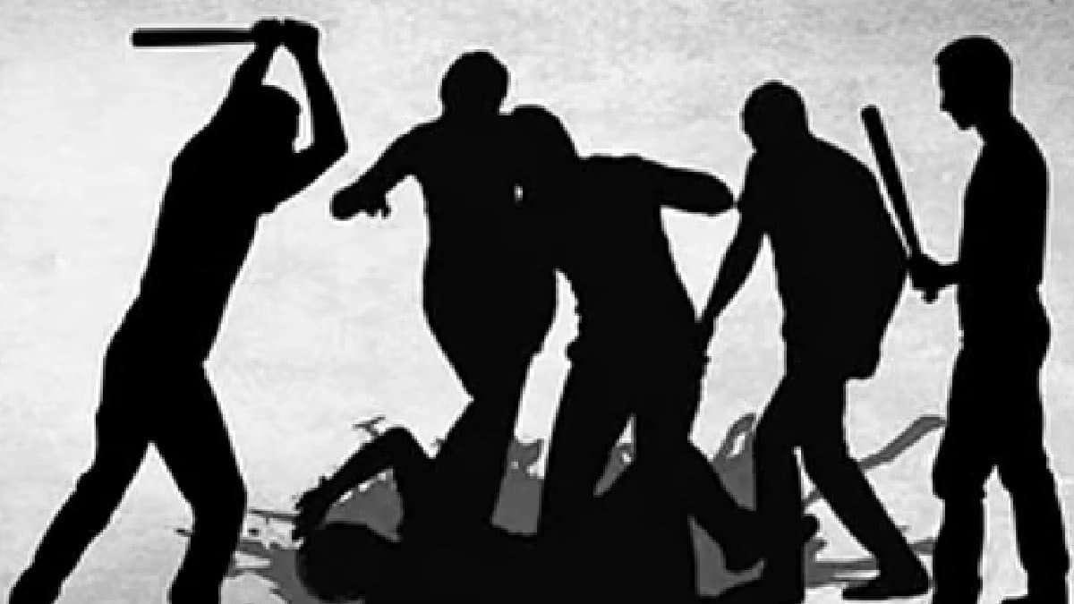 Mob Assault youth Over Theft 40 Fractures Blunt Trauma In Indore