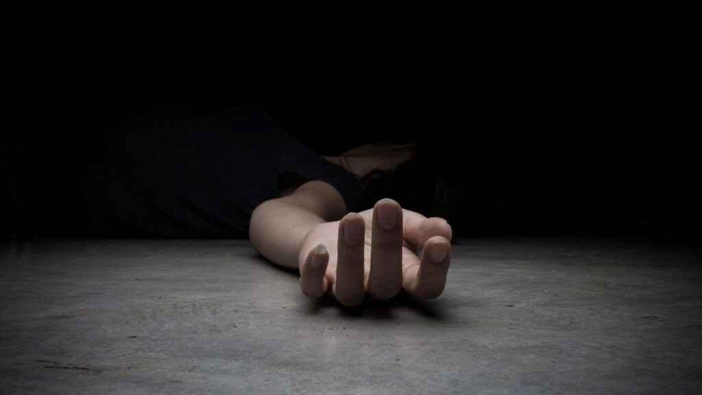 Girl jumped from the roof after she engaged in a quarrel with her mother regarding mobile phone gnr 