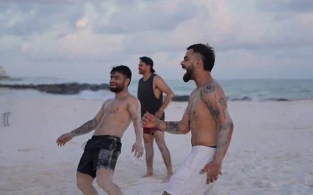 Team India: বার্বাডোজে পৌঁছেই বিচ ভলিবলে মাতলেন কোহলি, রিঙ্কুরা