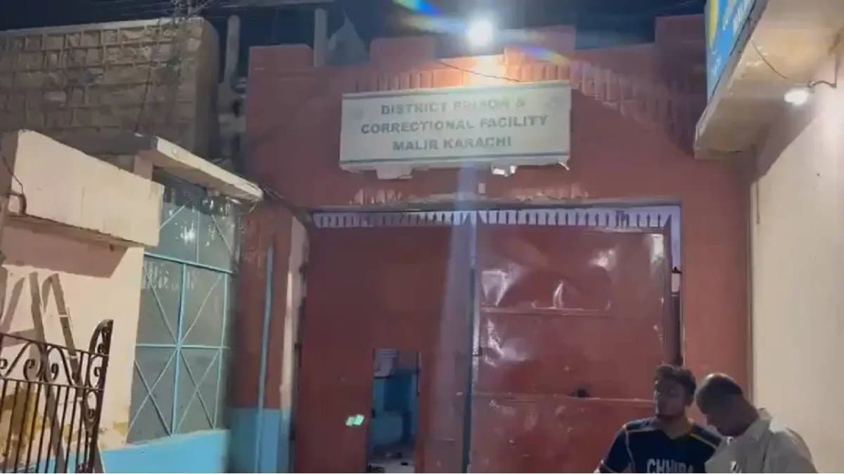 Wall collapsed after the Earthquake 216 inmates escaped from the jail in Pakistan 78 captured again