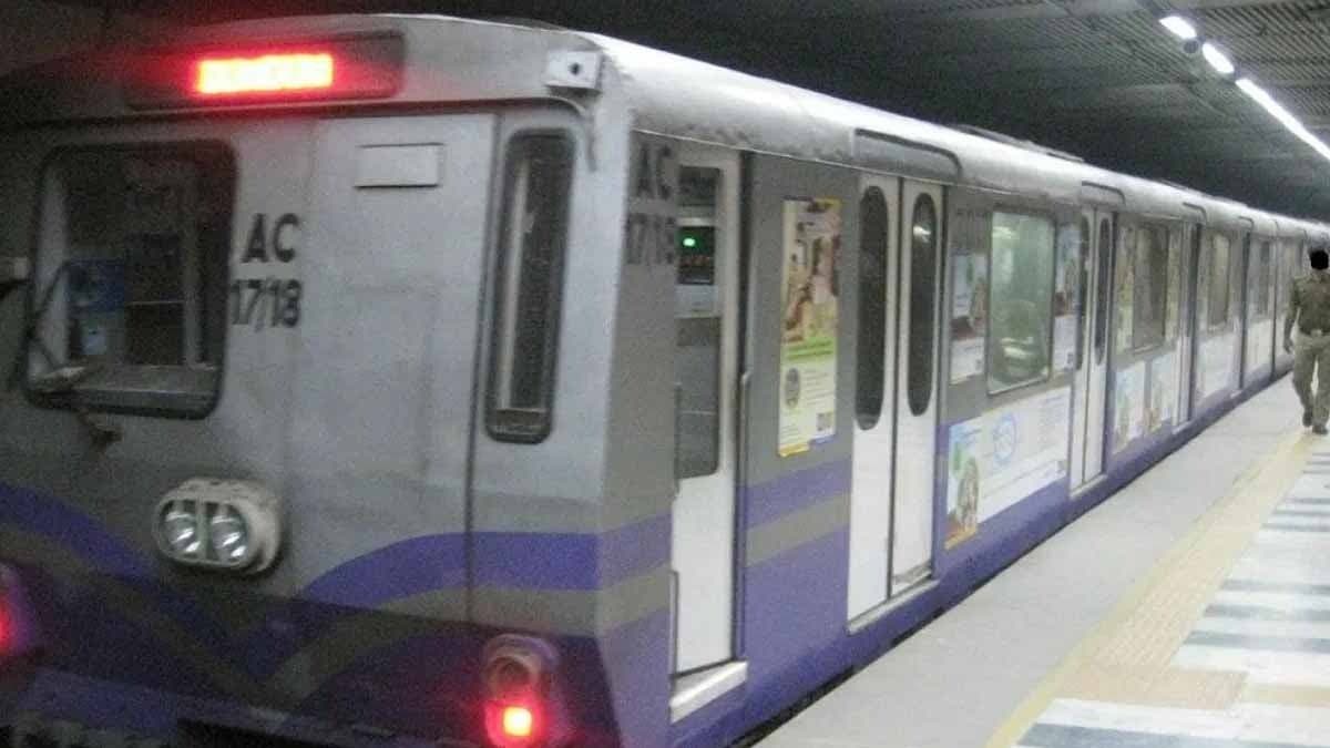 Attempt to suicide in chadni chowk metro station kolkata_gnr