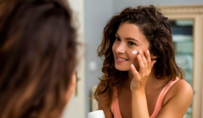 Skin Care: স্যালোঁতে না গিয়েও কীভাবে পাবেন জেল্লাদার ত্বক? রইল স্কিন এক্সপার্টের পরামর্শ! 