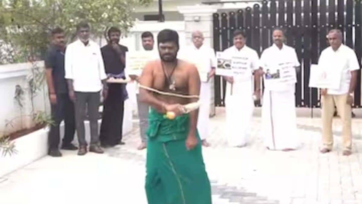 Tamil Nadu BJP chief whipped himself over the demand of justice on Anna University incident gnr