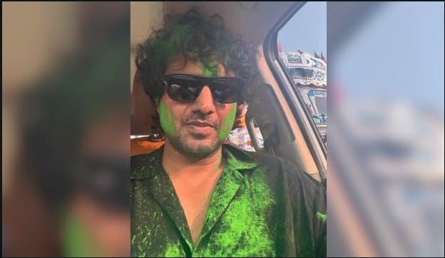 Dev: সবুজ আবির মাখা ছবিতে জয়ের বার্তা, ভোট রহস্যের সমাধান করলেন 'ব্যোমকেশ' দেব