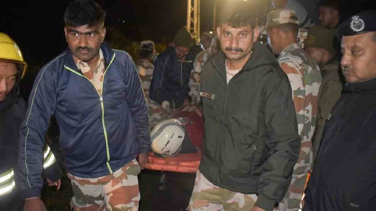 Tourist vehilcle sleeps in teesta river from north sikkim road