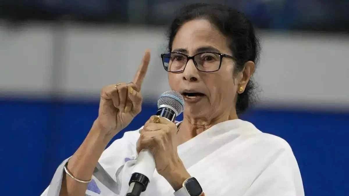 Mamata banerjee  strongly condemns delhi police for referring bengali language as bangladeshi