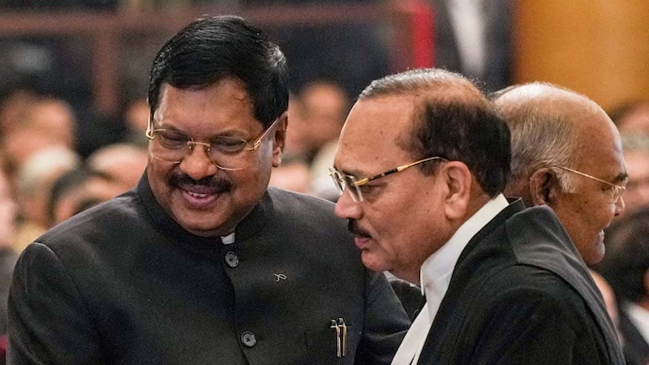 Ex-CJI BR Gavai leaves official car for successor Justice Surya Kant