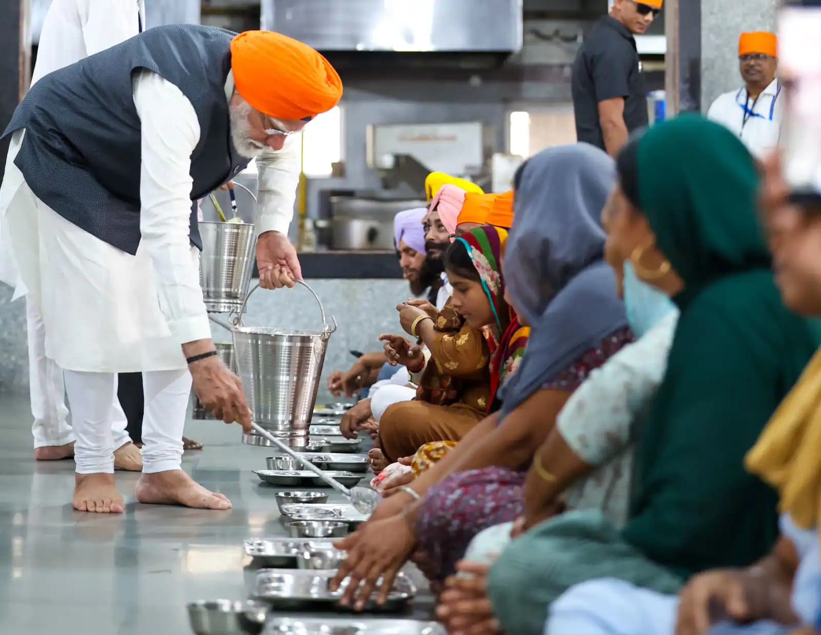 PM Modi visits Harimandir Gurdwara in Patna, serves food in langar